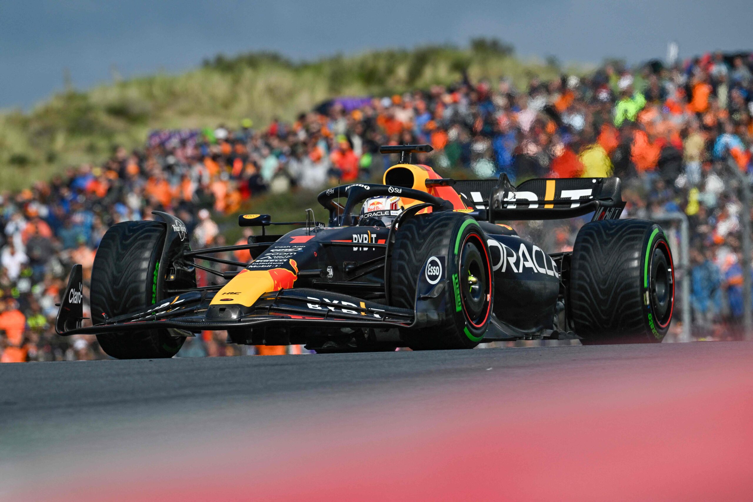 Na temporada de Fórmula 1 de 2023, marcada pelo domínio de Max Verstappen, emergiram momentos emocionantes e surpreendentes.